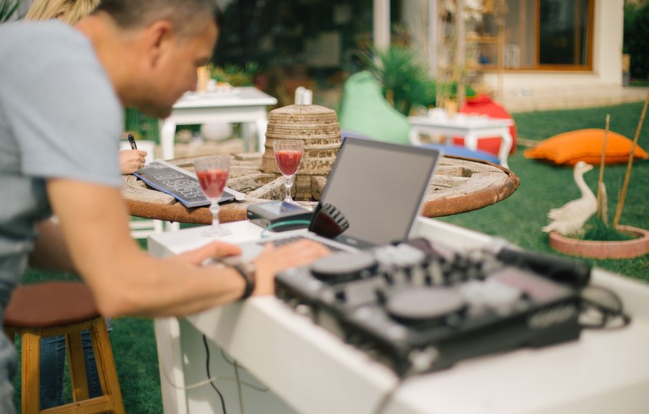 La guía definitiva para elegir el mejor DJ para tu boda