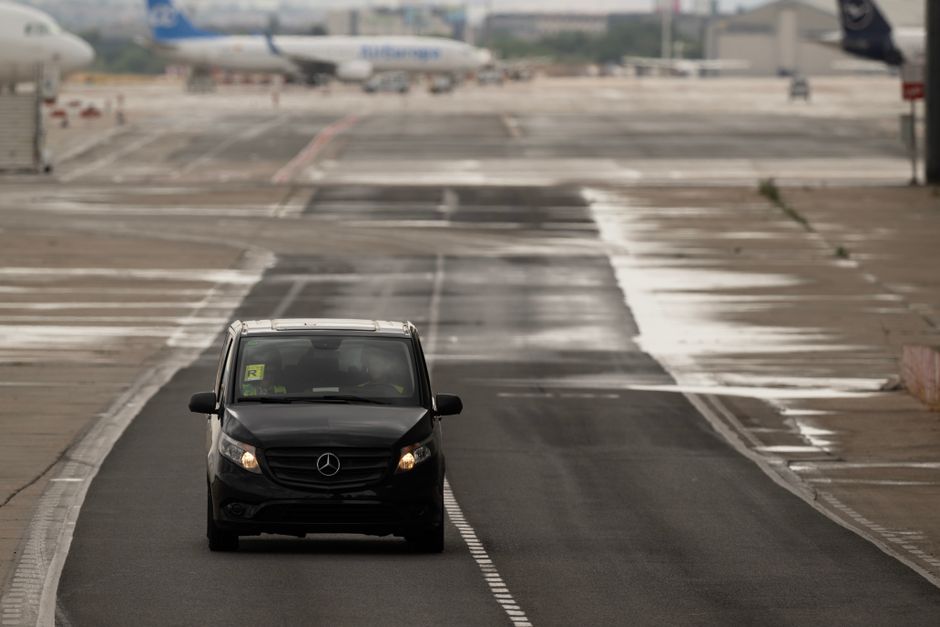The Ultimate Guide to Airport Shuttle Services