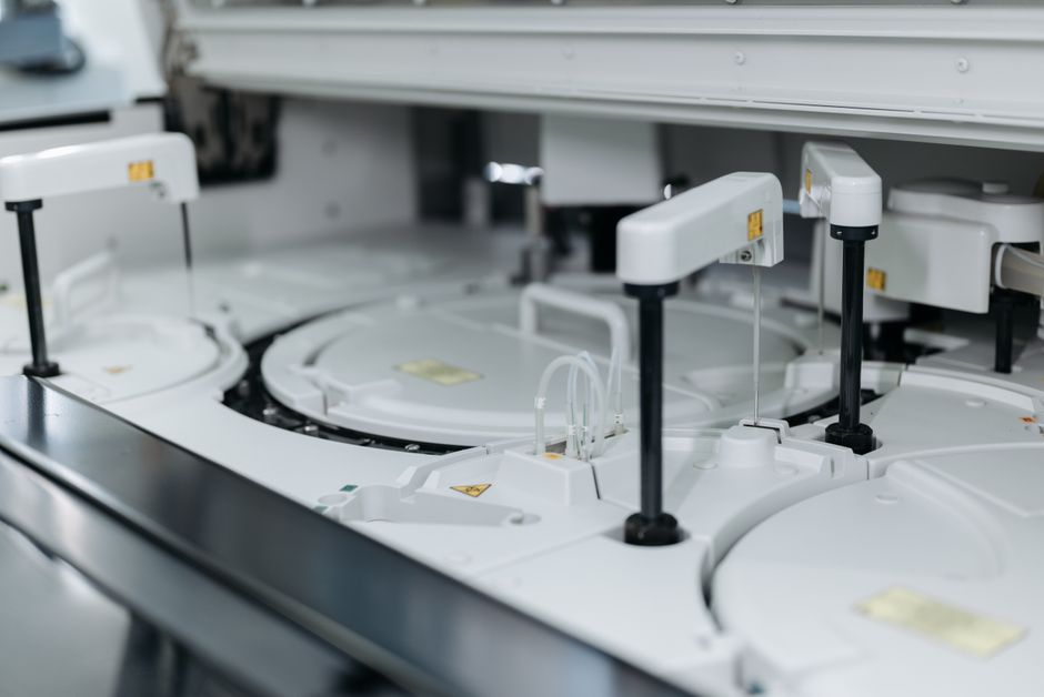 La evolución y la importancia de los equipos de laboratorio clínico en la salud moderna